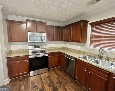 1154 Folkstone Drive - Photo Thumbnail 7