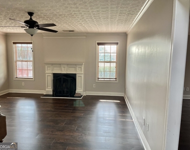 1154 Folkstone Drive - Photo Thumbnail 4