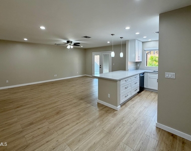 2532 E Bluefield Avenue - Photo Thumbnail 4