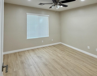 2532 E Bluefield Avenue - Photo Thumbnail 10