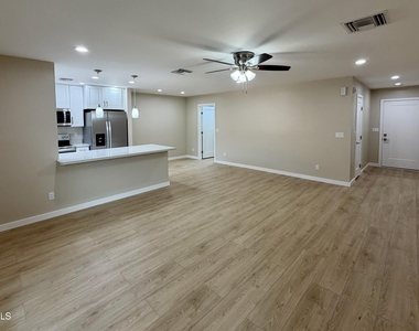 2532 E Bluefield Avenue - Photo Thumbnail 3