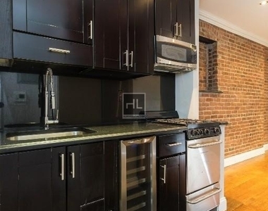 West 53 Street - Photo Thumbnail 3