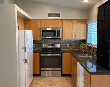 9342 W Mission Lane - Photo Thumbnail 2