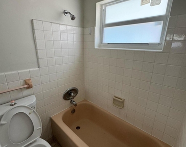 340 Sw 16th Court - Photo Thumbnail 6