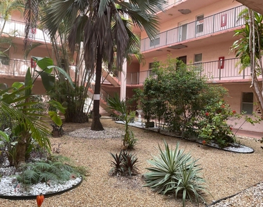 2851 Somerset Drive - Photo Thumbnail 3