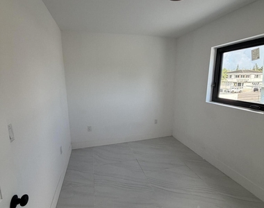 8211 Biscayne Boulevard - Photo Thumbnail 8