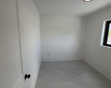 8211 Biscayne Boulevard - Photo Thumbnail 7
