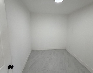 8211 Biscayne Boulevard - Photo Thumbnail 10