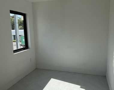 8211 Biscayne Boulevard - Photo Thumbnail 9