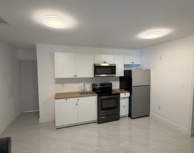 8211 Biscayne Boulevard - Photo Thumbnail 5