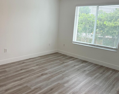 819 Villa Circle - Photo Thumbnail 4