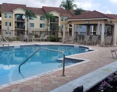 819 Villa Circle - Photo Thumbnail 8