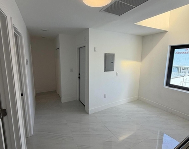 8211 Biscayne Boulevard - Photo Thumbnail 3