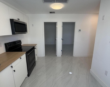 8211 Biscayne Boulevard - Photo Thumbnail 2