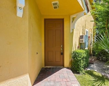 813 Pipers Cay Drive - Photo Thumbnail 3