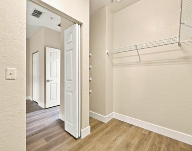 813 Pipers Cay Drive - Photo Thumbnail 18