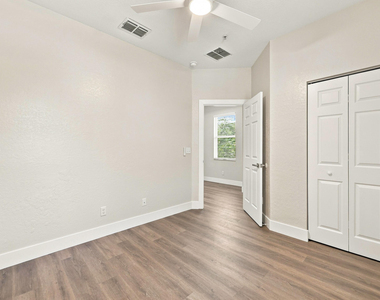 813 Pipers Cay Drive - Photo Thumbnail 24