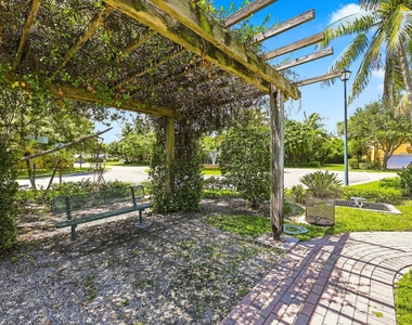 813 Pipers Cay Drive - Photo Thumbnail 35