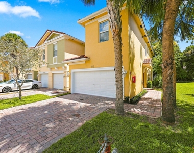 813 Pipers Cay Drive - Photo Thumbnail 2