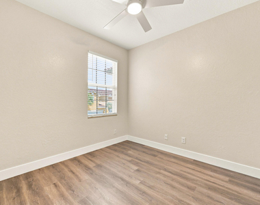813 Pipers Cay Drive - Photo Thumbnail 23