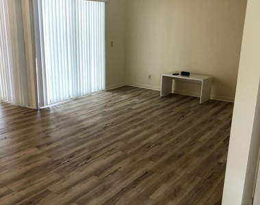 1371 Cottonwood Circle - Photo Thumbnail 3