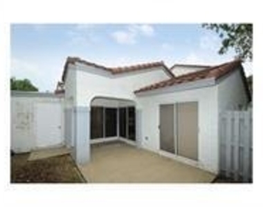 1371 Cottonwood Circle - Photo Thumbnail 2