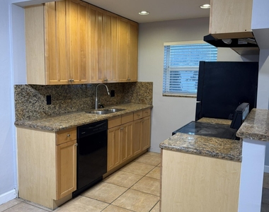 2701 Middle River Drive - Photo Thumbnail 8