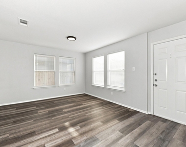 1409 Mission Hills Lane - Photo Thumbnail 5