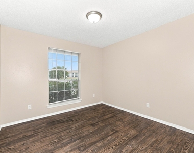 1315 Drury Drive - Photo Thumbnail 3