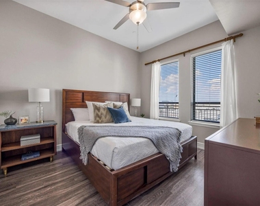 3201 Esperanza Crossing - Photo Thumbnail 2