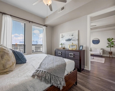 3201 Esperanza Crossing - Photo Thumbnail 3