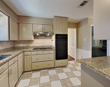 8 Lake Forest Drive - Photo Thumbnail 3