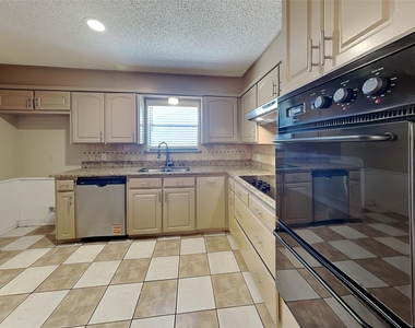 8 Lake Forest Drive - Photo Thumbnail 4