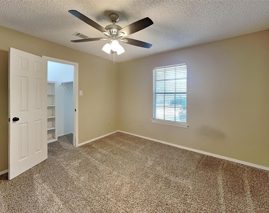 8 Lake Forest Drive - Photo Thumbnail 17
