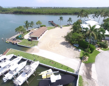 5501 Se Nassau Terrace - Photo Thumbnail 7