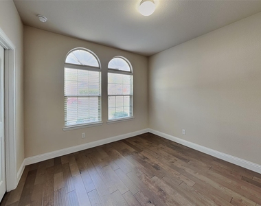 7417 Rose Crest Boulevard - Photo Thumbnail 13
