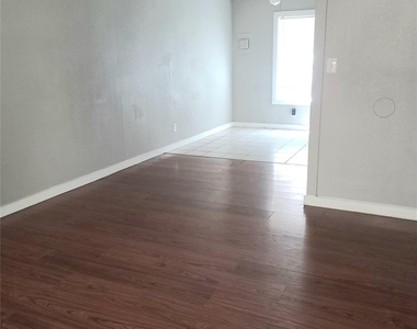 109 Mimosa Street - Photo Thumbnail 3