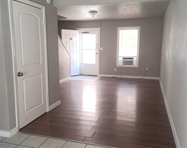 109 Mimosa Street - Photo Thumbnail 2