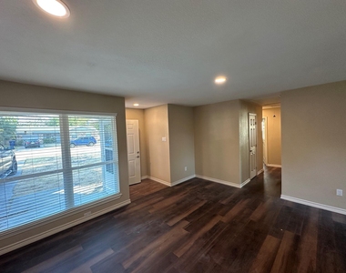 1418 Homestead Place - Photo Thumbnail 4