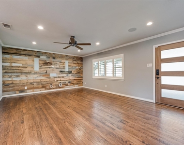 9911 Hurley Way - Photo Thumbnail 5