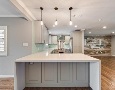 9911 Hurley Way - Photo Thumbnail 1