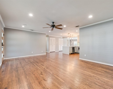 9911 Hurley Way - Photo Thumbnail 7