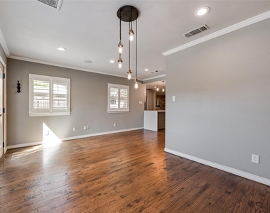 9911 Hurley Way - Photo Thumbnail 4