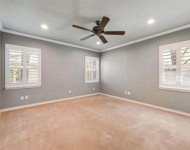 9911 Hurley Way - Photo Thumbnail 11