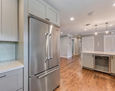 9911 Hurley Way - Photo Thumbnail 3