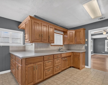 1211 S Montclair Avenue - Photo Thumbnail 15