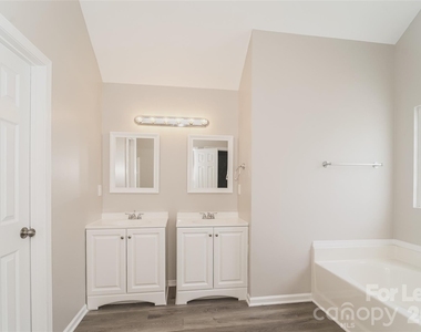 5930 Brookfield Pointe Drive - Photo Thumbnail 13