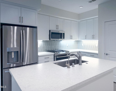 1568 E Thompson Boulevard - Photo Thumbnail 9