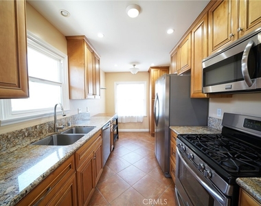 11252 Delano - Photo Thumbnail 3