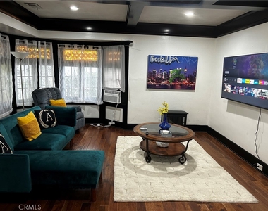 4727 Oakwood Avenue - Photo Thumbnail 5